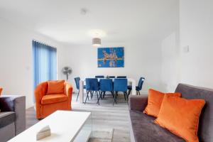 Modern 5 Bedroom 3 Bathroom Serviced House Aylesbury with parking By 360Stays