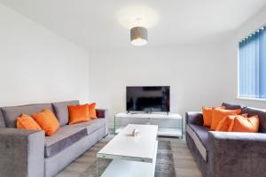 Modern 5 Bedroom 3 Bathroom Serviced House Aylesbury with parking By 360Stays