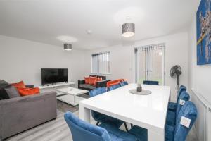 Modern 5 Bedroom 3 Bathroom Serviced House Aylesbury with parking By 360Stays