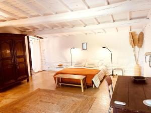 Maisons de vacances Tres Belle rotonde deco Boheme, tennis, parking : photos des chambres