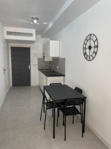 Appartements Appartement 30 m2, piscine et parking prive : photos des chambres