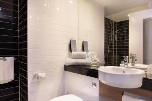 Hotels Holiday Inn Express Toulon - Est, an IHG Hotel : photos des chambres