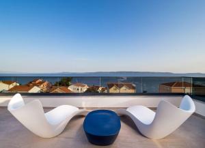 Luxury apartment- balcony- private rooftop and jacuzzi- common pool