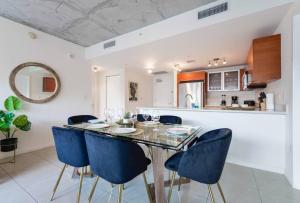 Lovely Condo At Midtown Miami with pool