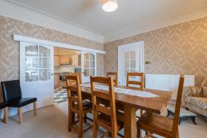 Scotston Villa - 5 bedroom house with hot tub