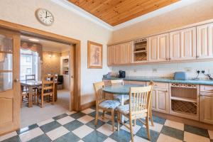 Scotston Villa - 5 bedroom house with hot tub