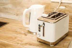 Sunset Oasis “VELLY” 1BR w Sea View & Parking