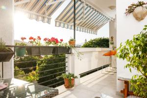 Sunset Oasis “VELLY” 1BR w Sea View & Parking