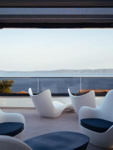 Luxury apartment- balcony- private rooftop and jacuzzi- common pool