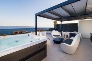 Luxury apartment- balcony- private rooftop and jacuzzi- common pool
