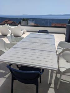 Luxury apartment- balcony- private rooftop and jacuzzi- common pool