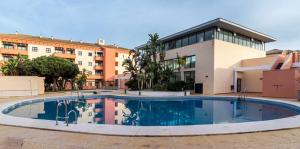 Apartamento junto a la playa con piscina y parking