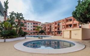 Apartamento junto a la playa con piscina y parking