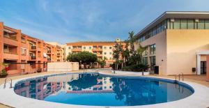 Apartamento junto a la playa con piscina y parking