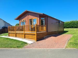 Mildreds Lodge with Hot Tub