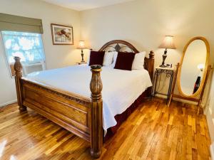 Family Room with Private Bathroom room in Mile High Ranch