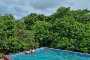 Aqua & Sage by StayVista - Riverside Villa with Pool & Terrace
