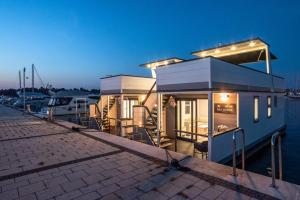 The Sea Lodges Novigrad - Hausboot Floating Sea House