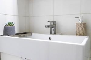 Adeles Apartment Close To Danube and Fashion Street