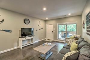 < 1 Mi to Marina: Beautiful Bull Shoals Retreat