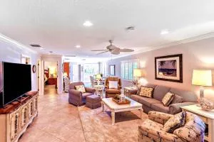 Discover the beauty of Siesta Key at Siesta Villa Whispering Palms - Vamo