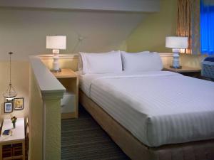 Two Bedroom Loft Suite with Fireplace room in Sonesta ES Suites Cleveland Westlake
