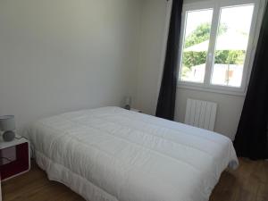 Maisons de vacances Comfortable Bungalow, Pink Granite Coast : Maison de Vacances 4 Chambres