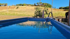 VAL DORCIA DELUXE 2, RAFFINATA CASA immersa nel verde con WiFi, giardino e parcheggio