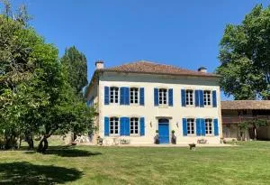 Elegant and Spacious Maison de Maitre Ideal for Group Bookings - Fichous-Riumayou