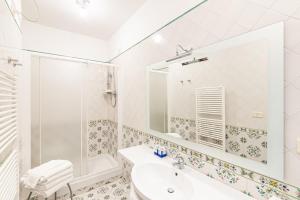 Triple Room with Balcony and Sea View room in Hotel Club Due Torri