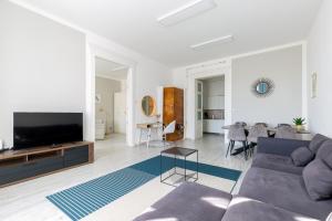 Designer Apartment on the Budapest Broadway w 2BR, AC and Panorama Balcony