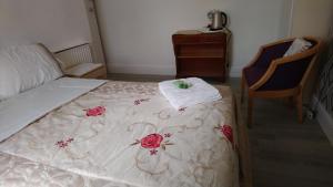 Renovated 4-Bed Home Sleeps 9 with Parking & Spa