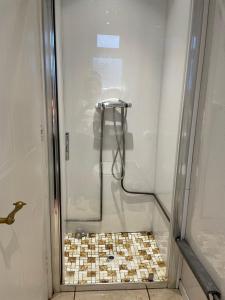 Renovated 4-Bed Home Sleeps 9 with Parking & Spa