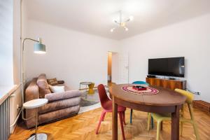 Metro Plac Wilsona Etno Apartament by BookingHost