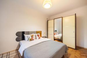 Metro Plac Wilsona Etno Apartament by BookingHost