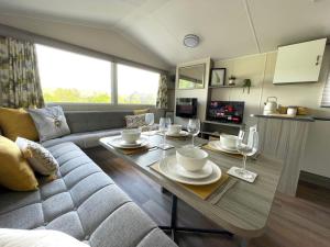 Beautiful 3BR Holiday Home in Stunning Location - Pass the Keys