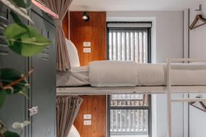 Giường trong Phòng ngủ tập thể cả Nam và Nữ 4 Người (Bed in 4-Bed Mixed Dormitory Room)