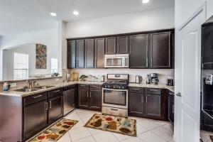Beautiful 2 story luxury home in an upscale area!