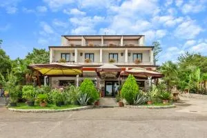 艾塞特纳尼酒店 - Komen