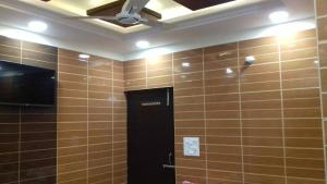 Posh, Nice Foreigner Area Lajpat Ngar Luxury Room