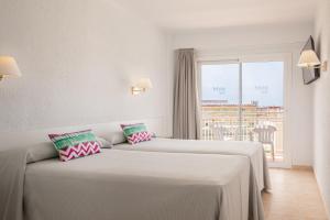 Twin Room with Extra Bed (2 Adults + 1 Child) room in htop Olympic