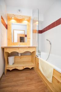 Appartements Le Hameau SPA & PISCINE appartement 3 pieces 6pers by Alpvision Residences : photos des chambres