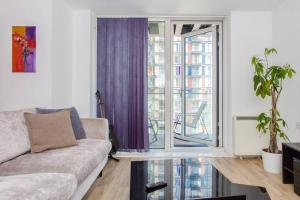 1 Bed in Canary Wharf with Vibrant City Views