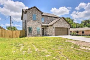 7 Mi to Gulf: Family Home w Yard in Texas City