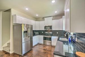 7 Mi to Gulf: Family Home w Yard in Texas City