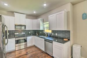 7 Mi to Gulf: Family Home w Yard in Texas City