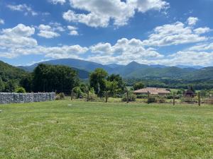 Villas Villa jacuzzi, terrain de petanque et aire de jeux vue sur les Pyrenees : photos des chambres