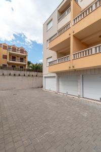 Mavarstica Bay View Apartment with Garage (by the Diving Center)