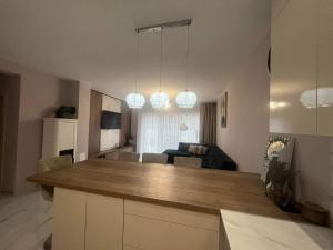 Beverly Hills House pri potoku by Pinkreal