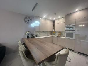 Beverly Hills House pri potoku by Pinkreal